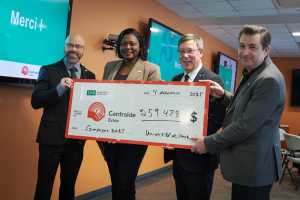 Francis Demers, directeur philanthropique de Centraide; Gwladys Sebogo, directrice g&eacute;n&eacute;rale de Centraide; Jean-Pierre Perreault, recteur; et Charles Vincent, directeur de la campagne UdeS 2025.