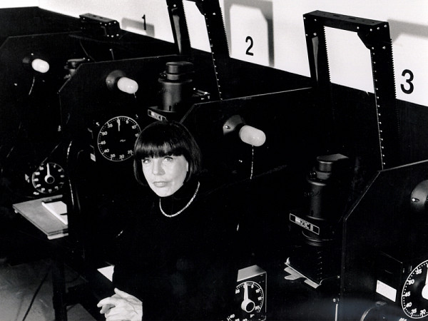 Arlette Vittecoq, chargée de cours en photographie entre 1973 et 1998, posant dans la chambre noire installée au Centre d'animation culturelle de Sherbrooke.