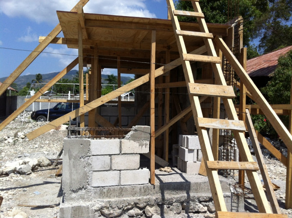 L'École professionnelle de Jacmel dispose maintenant d’un module de construction en maçonnerie chaînée installé qui soutient une série de formations spécialisées en construction antisismique, un projet de ONU Habitat.