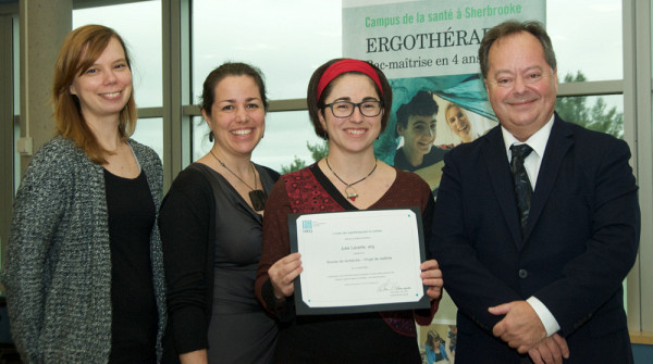 Les Pres V&eacute;ronique Provencher et M&eacute;lanie Levasseur directrices de recherche accompagnent la boursi&egrave;re Mme Julie Lacerte et le pr&eacute;sident-directeur g&eacute;n&eacute;ral de l&rsquo;Ordre des ergoth&eacute;rapeutes du Qu&eacute;bec, M. Alain Bibeau.