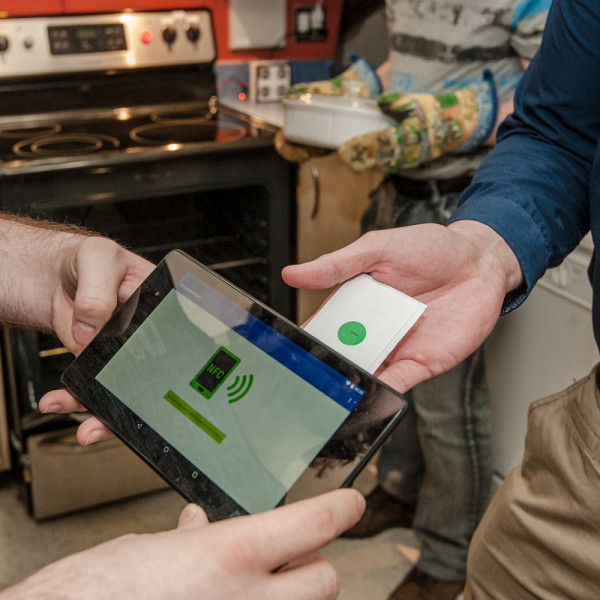 On peut télécharger une recette directement dans l'application «RecipeHelper» grâce à une puce NFC.