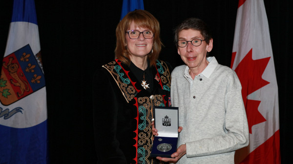 La professeure Marcelle Gingras a re&ccedil;u la M&eacute;daille de la Lieutenante-gouverneure du Qu&eacute;bec 2025 - Cat&eacute;gorie Ain&eacute;s le 4 mai &agrave; l'&Eacute;cole La Mont&eacute;e (pavillon Le Ber) par la Lieutenante-gouverneure du Qu&eacute;bec, Manon Jeannotte.