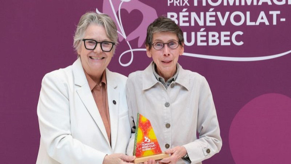 La professeure Marcelle Gingras a re&ccedil;u le Prix Hommage b&eacute;n&eacute;volat Qu&eacute;bec 2025 - Cat&eacute;gorie B&eacute;n&eacute;vole pour la r&eacute;gion de l'Estrie le 1er mai &agrave; l'Agora de l'Assembl&eacute;e nationale du Qu&eacute;bec par la Ministre responsable de la Solidarit&eacute; sociale et de l&rsquo;Action communautaire, Chantal Rouleau.