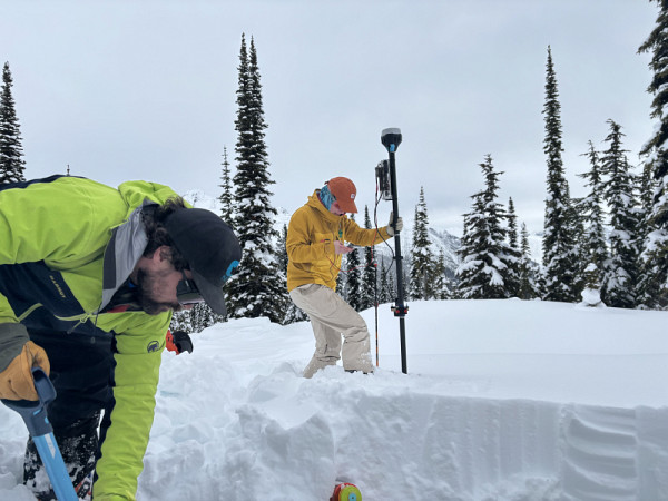 L'équipe de recherche installe différents instruments de mesure permettant de comparer la lecture traditionnelle du couvert neigeux avec celle obtenue par le radar.