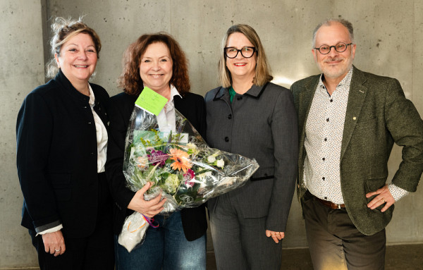 La laur&eacute;ate Genevi&egrave;ve Dumas, accompagn&eacute;e de la doyenne Anick Lessard, de la vice-doyenne &agrave; l&rsquo;enseignement et &agrave; la formation pratique Nathalie Delli Colli et du directeur du&nbsp; D&eacute;partement d&rsquo;histoire Harold B&eacute;rub&eacute;.