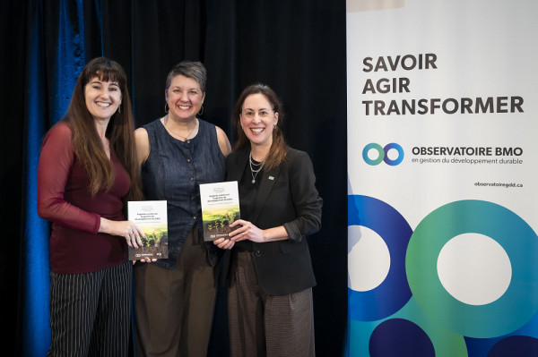 Claudia Champagne, professeure au D&eacute;partement de Finance, Julie Fr&eacute;dette, coordonnatrice de l'Observatoire BMO en gestion du d&eacute;veloppement durable, et Anne-Marie Corriveau, professeure au D&eacute;partement de management, posent fi&egrave;rement avec le livre blanc lanc&eacute; officiellement le 30 mars.