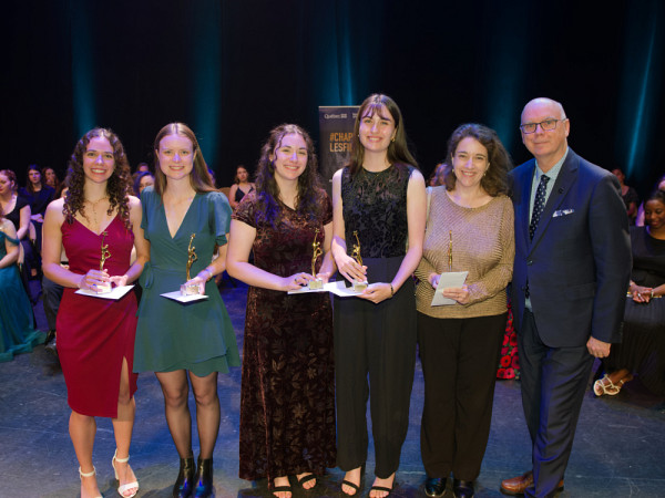 M. Mario Asselin, d&eacute;put&eacute; de Vanier-Les&nbsp;Rivi&egrave;re et adjoint parlementaire de la ministre de l&rsquo;Enseignement sup&eacute;rieur et repr&eacute;sentant pour le minist&egrave;re de l&rsquo;&Eacute;conomie, de l&rsquo;Innovation et de l&rsquo;&Eacute;nergie, remet cinq prix Excelle Science d&rsquo;un montant de 2 500 $ chacun.De gauche &agrave; droite : Floriane Beaudin, Sandrine Gagn&eacute;, L&eacute;a Mathieu, Marisol Uriza, Marianne Fran&ccedil;ois (laur&eacute;ate absente et remplac&eacute;e par sa m&egrave;re Laurence Fran&ccedil;ois) et Mario Asselin.