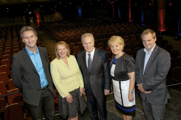 L'annonce a &eacute;t&eacute; faite en pr&eacute;sence de Mario Tr&eacute;panier, de la ministre Christine St-Pierre, du premier ministre Jean Charest, de la ministre et d&eacute;put&eacute;e de Saint-Fran&ccedil;ois Monique Gagnon-Tremblay et du vice-recteur Alain Webster.