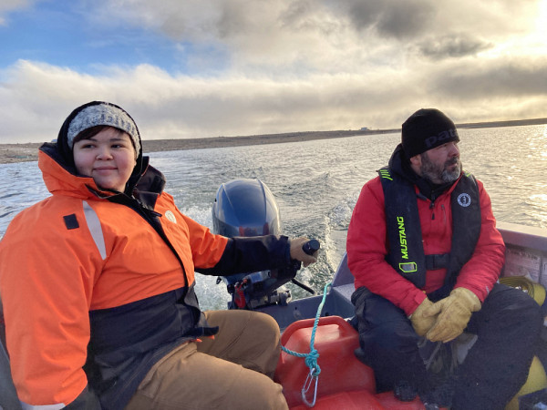 Aili Pedersen, technicienne de terrain &agrave; CHARS, et Patrick M&eacute;nard apr&egrave;s avoir termin&eacute; le montage de la station.