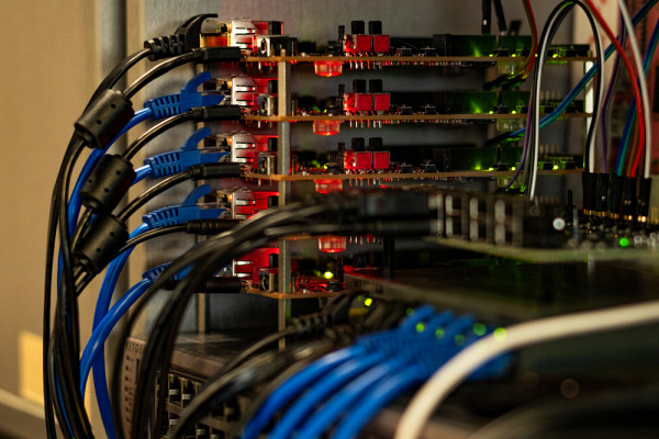 Pour l&rsquo;impl&eacute;mentation mat&eacute;rielle, l&rsquo;&eacute;quipe travaille &agrave; transformer le mod&egrave;le d&rsquo;IA d&eacute;velopp&eacute; en un circuit &eacute;lectronique r&eacute;ellement d&eacute;ployable.