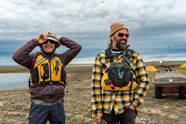Loek Pascaud (&agrave; gauche) est candidat au doctorat en g&eacute;omatique appliqu&eacute;e et Pr Fr&eacute;d&eacute;ric Bouchard (&agrave; droite) est g&eacute;ologue de formation sp&eacute;cialiste du perg&eacute;lisol.