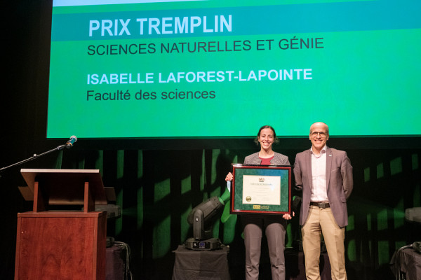 Isabelle Laforest-Lapointe, du Département de biologie de la Faculté des sciences, a reçu le prix Tremplin en recherche et création dans la catégorie Sciences naturelles et génie.