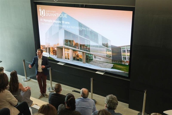 Le professeur Alexandre Blais, directeur scientifique de l'Institut quantique de l'Universit&eacute; de Sherbrooke, a fait un retour sur les 10 derni&egrave;res ann&eacute;es depuis l'obtention&nbsp;de la subvention Apog&eacute;e, un financement majeur qui a permis de b&acirc;tir l&rsquo;Institut quantique de l&rsquo;Universit&eacute; de Sherbrooke.