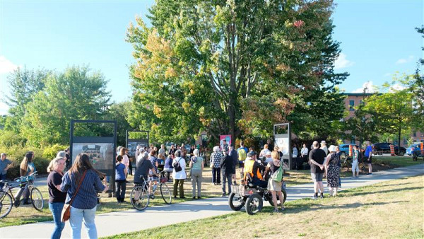 Plusieurs Sherbrookois et Sherbrookoises se sont rendus &agrave; la station photo derri&egrave;re l&rsquo;H&ocirc;tel Times afin d&rsquo;assister au lancement de l&rsquo;exposition photo mettant en lumi&egrave;re l&rsquo;Institut quantique.