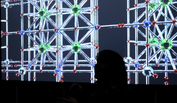 Une invit&eacute;e &agrave; l'exposition&nbsp;&laquo;&nbsp;Au c&oelig;ur de la mati&egrave;re&nbsp;: la supraconductivit&eacute;&nbsp;&raquo;&nbsp;