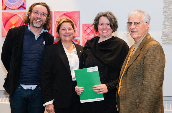 La lauréate Stéphanie Lanthier, accompagnée du directeur du Département d’histoire, Jean-Pierre Le Glaunec, de la doyenne, Anick Lessard et du vice-doyen à l’enseignement, André Marquis.