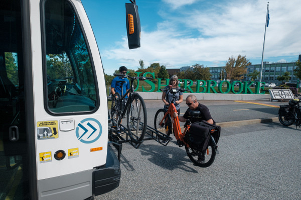 Les autobus de la STS sont munis de supports à vélos, permettant de combiner les deux modes de transport pour effectuer des déplacements.