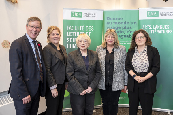 Plusieurs personnes ont pris la parole lors de l'&eacute;v&eacute;nement du 11 novembre : Jean-Pierre Perreault, recteur; Anick Lessard, doyenne de la FLSH; France Th&eacute;or&ecirc;t; Nathalie Watteyne, directrice du Centre Anne-H&eacute;bert; et Kiev&nbsp;Renaud, professeure repr&eacute;sentant le D&eacute;partement des arts, langues et litt&eacute;ratures.