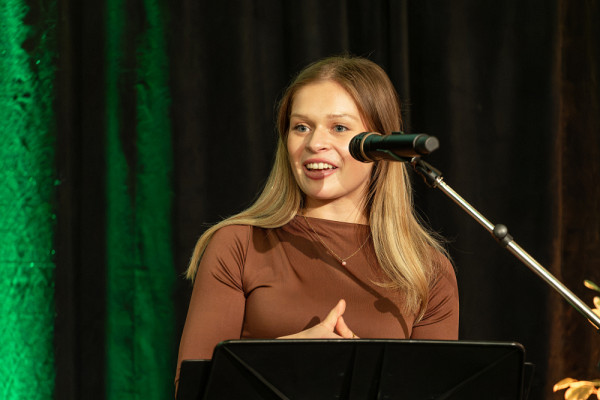 Marianne M&eacute;thot, &eacute;tudiante &agrave; la ma&icirc;trise en service social et athl&egrave;te V&O en cheerleading, lors de son t&eacute;moignage.