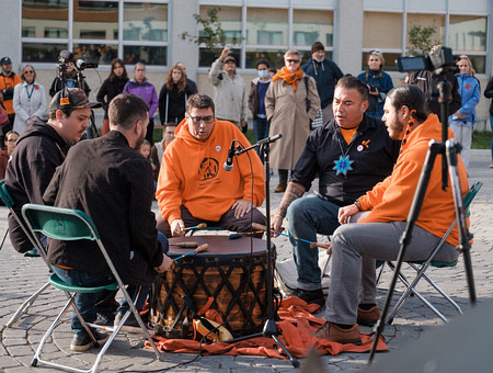 La cérémonie de dévoilement de l'oeuvre s'est conclue par une prestation du groupe de tambour traditionnel The Flying Sturgeons, d'Odanak.