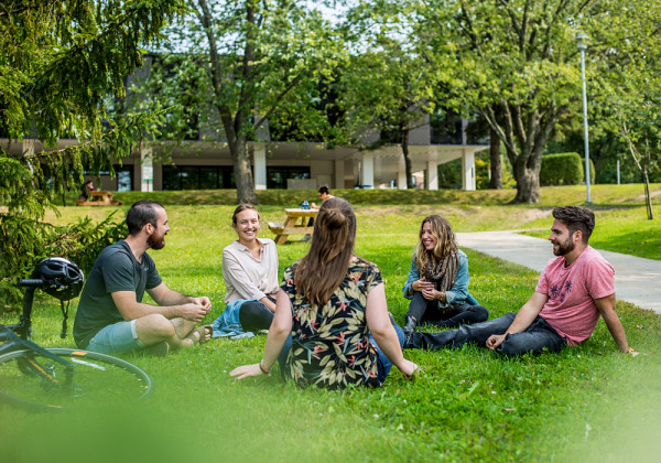 Profitant du Campus principal de Sherbrooke et de ses espaces verts, les personnes étudiantes de la maîtrise en environnement improvisent des moments d'échanges lors des pauses entre deux cours.