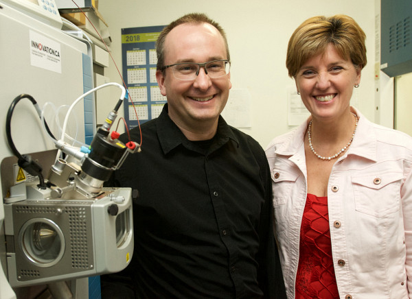 Le professeur Boisvert a expliqué à la ministre Bibeau le fonctionnement du nouveau spectromètre de masse acquis grâce au financement de la Fondation canadienne pour l’innovation.