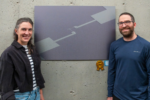 Dans le cadre de l&rsquo;Ann&eacute;e internationale des sciences et technologies quantiques (IYQ2025), l&rsquo;Union internationale de physique pure et appliqu&eacute;e (IUPAP) a r&eacute;compens&eacute; la&nbsp;photographie de&nbsp;Alexandra Roy&nbsp;et de&nbsp;Guillaume Beaudin, intitul&eacute;e &laquo;&thinsp;Quantum Bridge : Where Electrons Dance&thinsp;&raquo;, qui a remport&eacute; le premier prix du concours IUPAP&ndash;IYQ2025 dans la cat&eacute;gorie &laquo;&thinsp;Au-del&agrave; de nos yeux&thinsp;&raquo;.