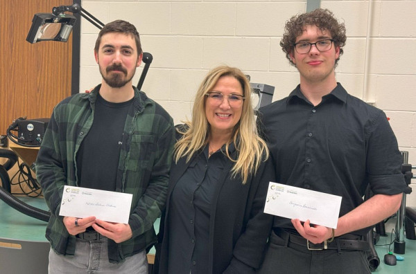 Deux &eacute;tudiants en Technologies du g&eacute;nie &eacute;lectrique : technique de syst&egrave;mes ordin&eacute;s au C&eacute;gep de Sherbrooke, Matheo Leblanc Fontaine et Benjamin Bonneville, ont remport&eacute; le prix du public du concours &laquo;&nbsp;Mon projet de recherche en 180 secondes&nbsp;&raquo;.