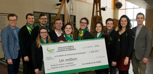 L'Association générale étudiante de la Faculté de génie, en compagnie du doyen... et du chèque de 1 million $ !