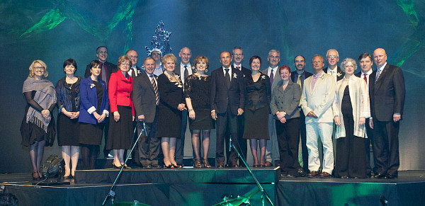 Quelques membres des directions universitaire et facultaires ainsi que quelques représentants des principaux partenaires se sont réunis autour des 12 lauréates et lauréats 2012 pour immortaliser leur réussite à l'occasion du 17e Gala du rayonnement de l'UdeS.