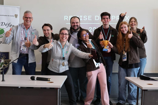 D&eacute;l&eacute;gation Sherbrookoise, de gauche &agrave; droite : Pr Marc Frappier, Hugo Lamoureux, Dani&egrave;le Normandin, Directrice administrative du P&ocirc;le d&rsquo;expertises en cybers&eacute;curit&eacute; Intact, Benjamin Courchesne, Cathicia Rabenjamina, Julien Champoux, Vivianne Ouellet et Maude Sabourin.&nbsp;&nbsp;