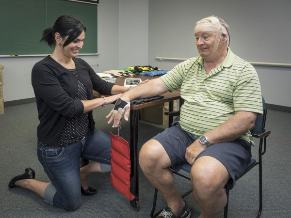 L'agente de recherche Marie-Claude Girard proc&egrave;de&nbsp;&agrave; l'entra&icirc;nement en force avec la stimulation transcr&acirc;nienne &agrave; courant continu.