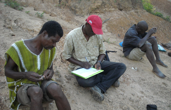 Oumar effectue une collecte de données terrain au Burkina Faso (avec la casquette rouge)