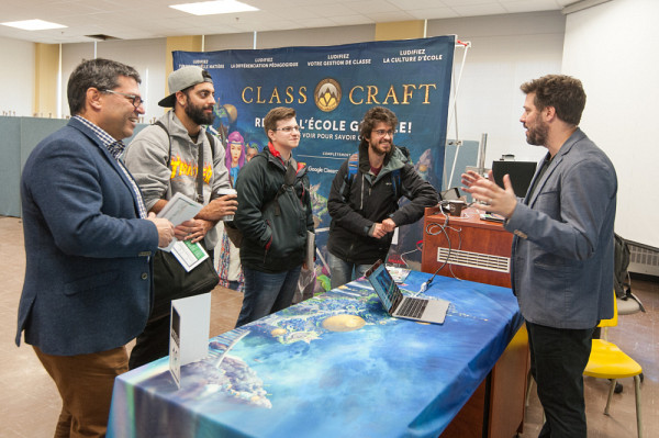 L'ambassadeur, diplômé de la Faculté d'éducation et créateur du jeu Classcraft, Shawn Young, discutant avec des visiteurs dont le doyen de la Faculté d'éducation, Pr Serge Striganuk.