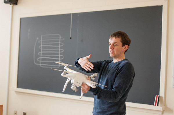 Le professeur Jérôme Théau se spécialise dans l’utilisation de drones et leurs applications en environnement.