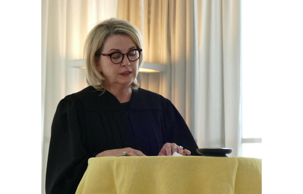 La professeure Carmen Lavall&eacute;e lors de la lecture de l'&eacute;loge, &agrave; Gen&egrave;ve.