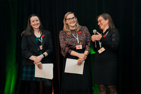 Jo&euml;lle Pelletier-Nolet, Jade Brodeur et la professeure Eve Langelier. (Absente sur la photo : la professeure Fatima Bousadra)
