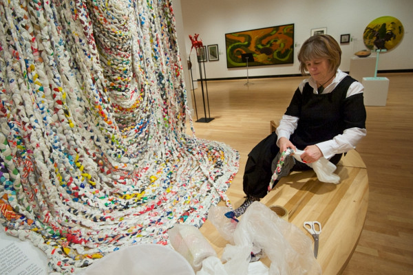 Le public est invité à tresser des sacs de plastique pour contribuer à l'oeuvre participative de l'artiste Giorgia Volpe.