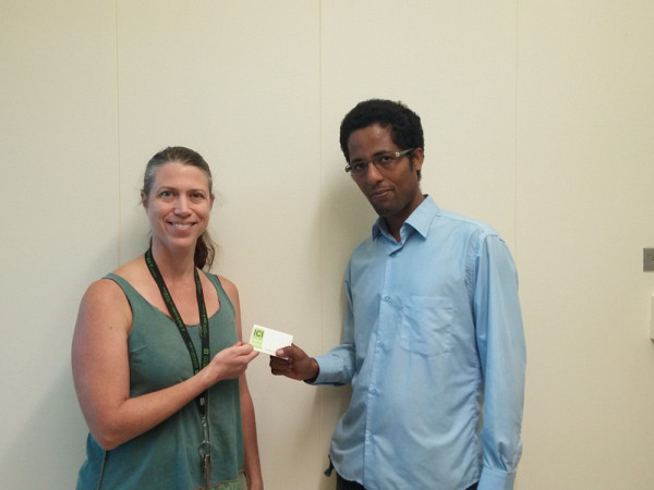 M. Woldelibanos Beraki Mebrahtom, gagnant et Mme Karine Couture, directrice de la Biblioth&egrave;que de droit et du Carrefour de l'information de Longueuil