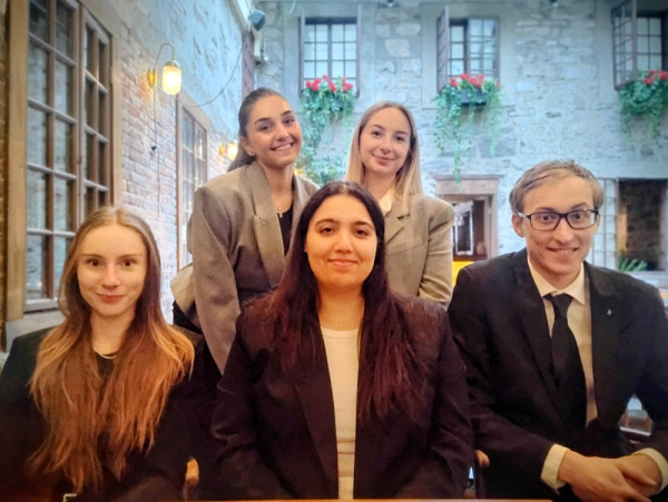 Équipe de l'UdeS : Zoé Turcotte, Sevana Bahlawanian, Linda Chtioui, Emilie Rioux et Jean-Christophe St-Germain