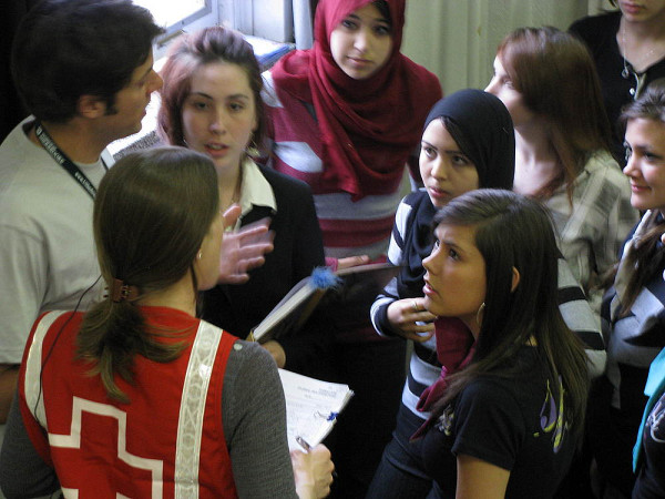 Les &eacute;l&egrave;ves de premi&egrave;re secondaire de l'&eacute;cole Marie-Rivier de Drummondville ont jou&eacute; le r&ocirc;le de sinistr&eacute;s le 13 mai 2009.