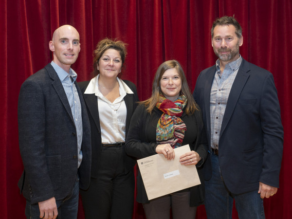 Le directeur de l'&Eacute;cole de musique, Andr&eacute; Cayer, la doyenne de la Facult&eacute; des lettres et sciences humaines, Anick Lessard ainsi que M. Jean-Fran&ccedil;ois Desbiens, pour la Fondation Festival du Lac Massawippi ont remis une bourse de 1000 $ &agrave; Caroline Simard.