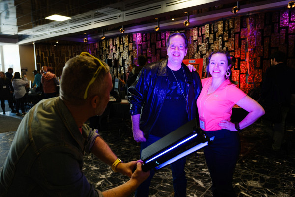 F&eacute;lix Arguin et Marianne Morier, de l'&eacute;quipe de conseil p&eacute;dagogique du SSF, dans l'ambiance festive et anim&eacute;e de la Foire ludique du 18 f&eacute;vrier.