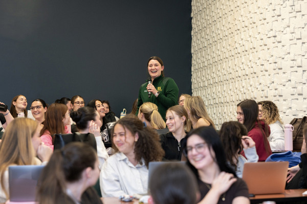 Comme &eacute;tudiante au baccalaur&eacute;at en enseignement au pr&eacute;scolaire et au primaire, Laurie Duguay a d&eacute;couvert le champ d'action de ses vis-&agrave;-vis en service social. Elle en a t&eacute;moign&eacute; lors du retour en grand groupe, qui r&eacute;unissait les quelque 200&nbsp;&eacute;tudiantes et &eacute;tudiants ayant particip&eacute; &agrave; l'activit&eacute;.