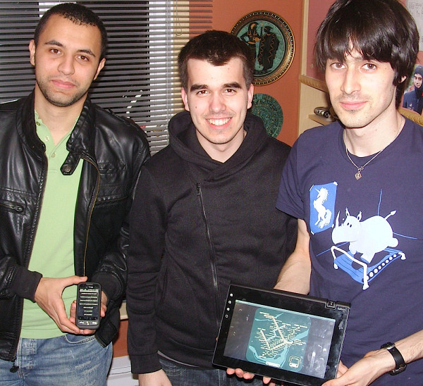 Transport Montr&eacute;al a pris naissance dans l'esprit de Jean-Philippe Jodoin et d'Alexandre L'Heureux, &eacute;tudiants &agrave; l'Universit&eacute; de Sherbrooke, et de Hocine Zebbar, &eacute;tudiant &agrave; l'&Eacute;cole polytechnique de Montr&eacute;al (&agrave; gauche).