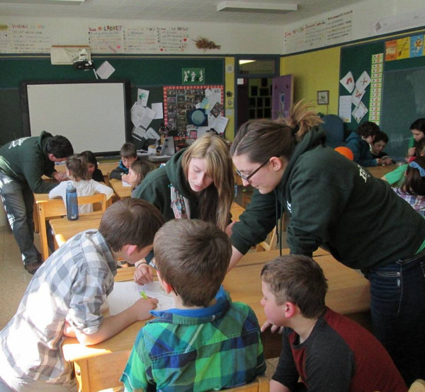 Les &eacute;l&egrave;ves sont en pleine d&eacute;marche scientifique.