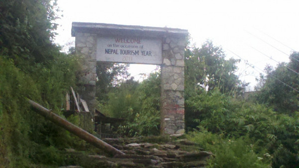 Porte d'entrée dans le village de Ghandruk, district de Rasuwa, Parc national de Langtang. «Il n'y a pas de route pour accéder au village : il faut marcher environ deux heures en montagne pour y accéder, dit Marie-Eve Yergeau. C'est un village très touristique.»