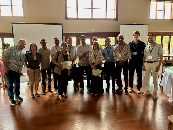 Un moment fort de la journ&eacute;e a &eacute;t&eacute; la s&eacute;ance de pr&eacute;sentations d&rsquo;affiches scientifiques, mettant en lumi&egrave;re les travaux de recherche des &eacute;tudiantes et &eacute;tudiants. Trois affiches ont &eacute;t&eacute; prim&eacute;es.