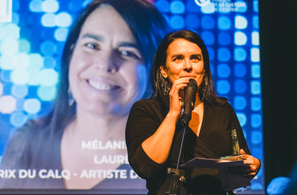 M&eacute;lanie, lors de la r&eacute;ception du Prix du Conseil des Arts et des Lettres du Qu&eacute;bec - Artiste de l'ann&eacute;e en Estrie