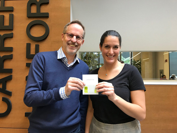 Madame St&eacute;phanie Loiselle, &eacute;tudiante au baccalaur&eacute;at en sciences infirmi&egrave;res et monsieur Sylvain Champagne, directeur du Carrefour de l&rsquo;information de Longueuil et de la Biblioth&egrave;que de droit